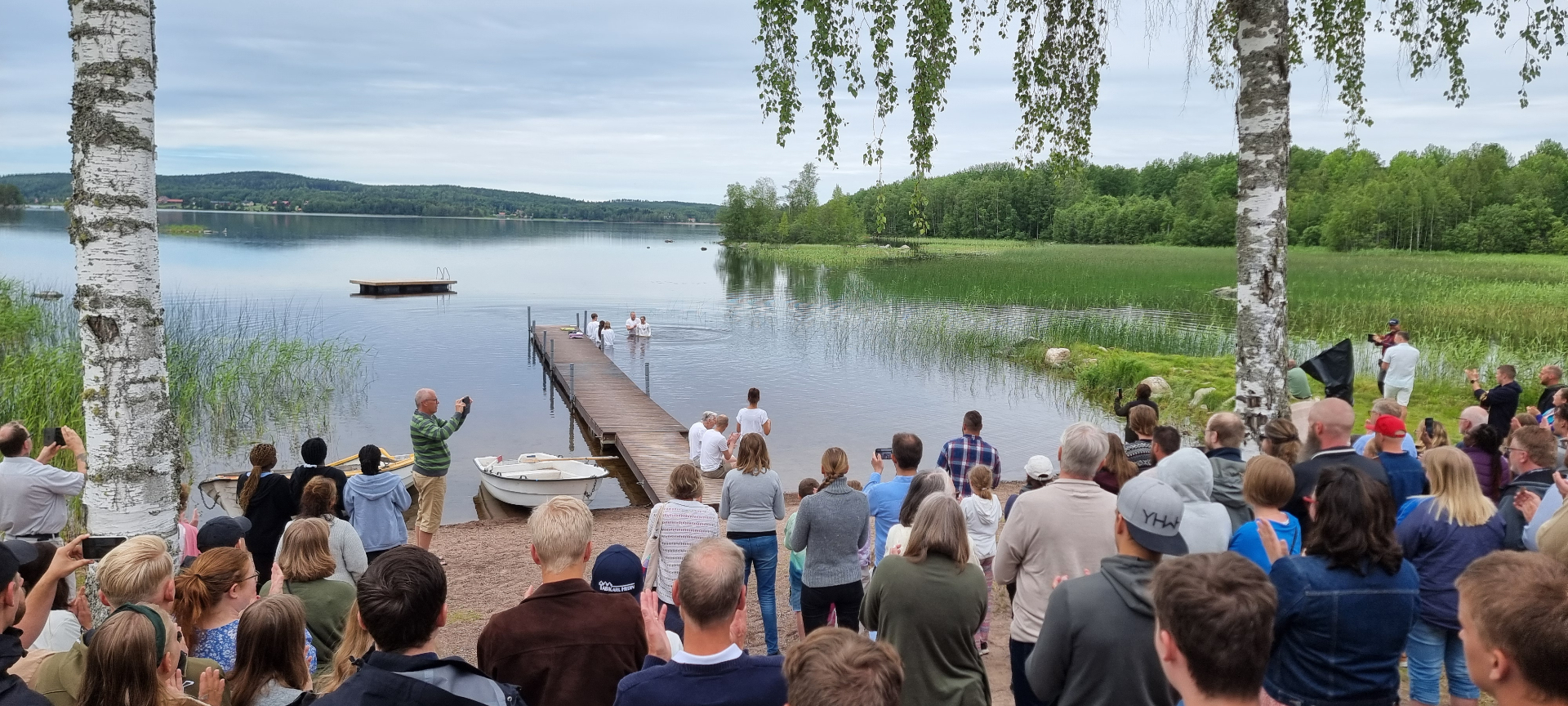 Dop i Liljan med samlad menighet vid bryggan