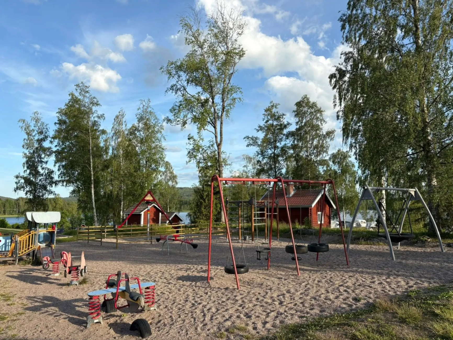 Lekplatsen på Dalagården en sommardag med utsikt mot Liljan