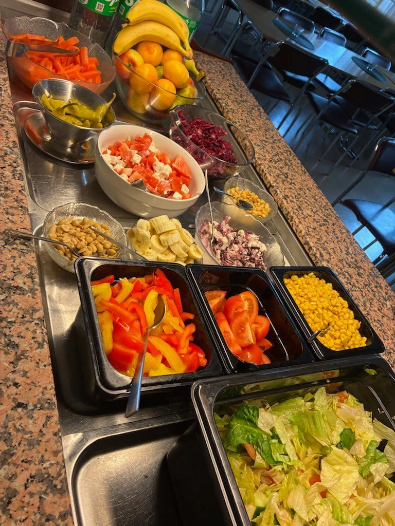 Salladsbuffé på Dalagården med grönsaker, frukt och tillbehör