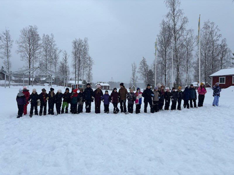 Gruppbild från sportlovsläger i snön på Dalagården