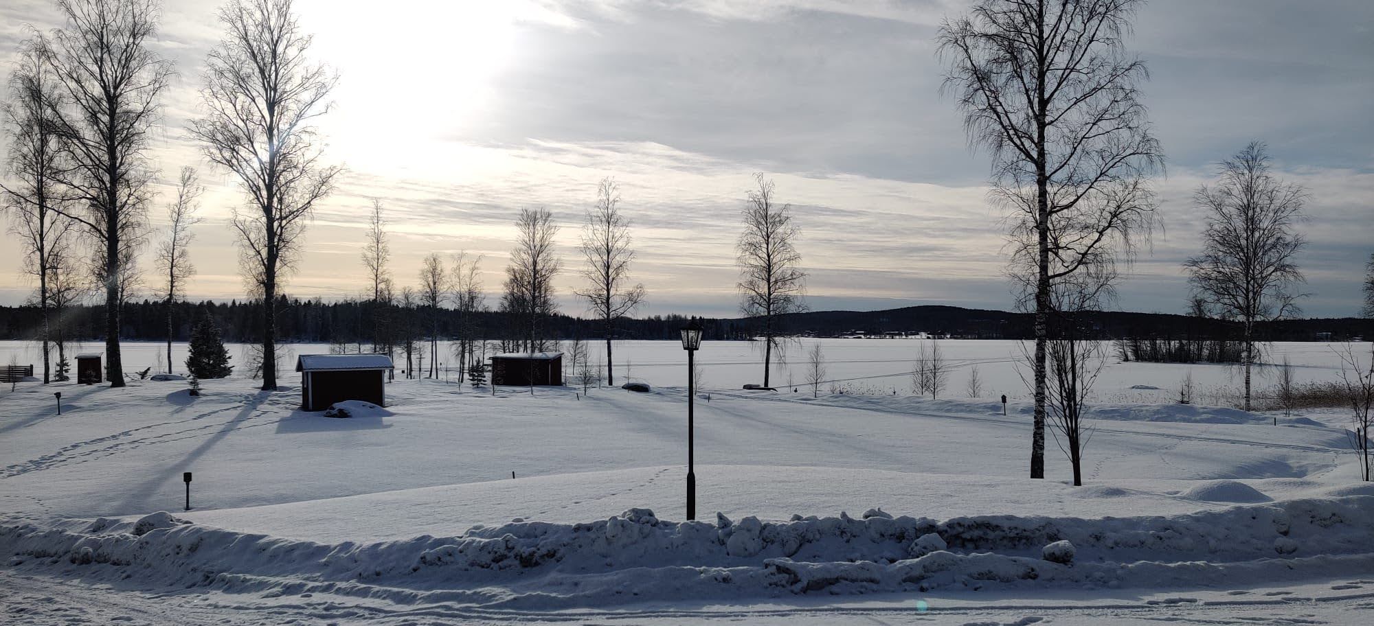 Vinterutsikt över snötäckta Liljan från Dalagården