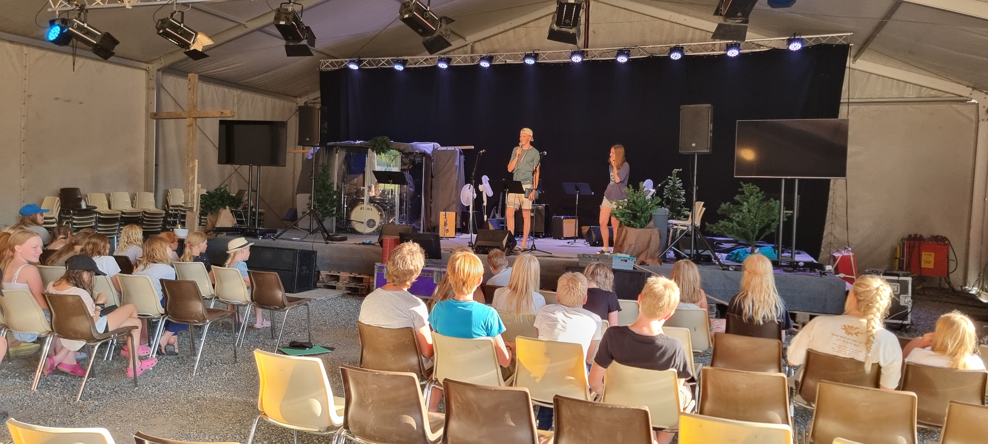 Barnmöte under midsommarkonferensen på Dalagården