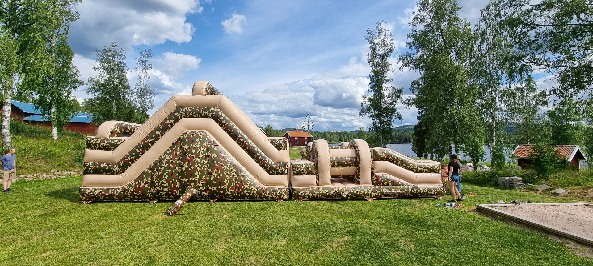 Stor hinderbana och hoppborg för barn vid midsommar