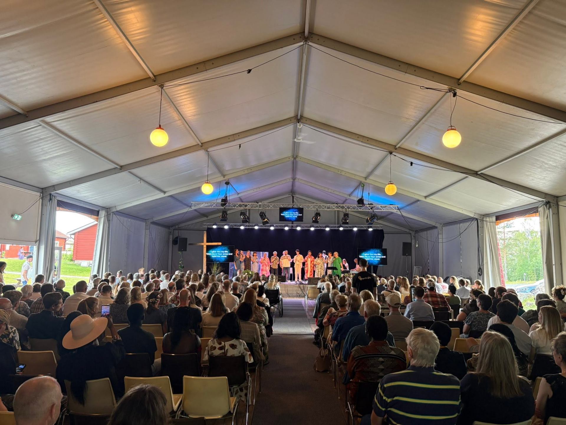 Fullsatt möte i stora tältet under midsommarkonferensen 2026