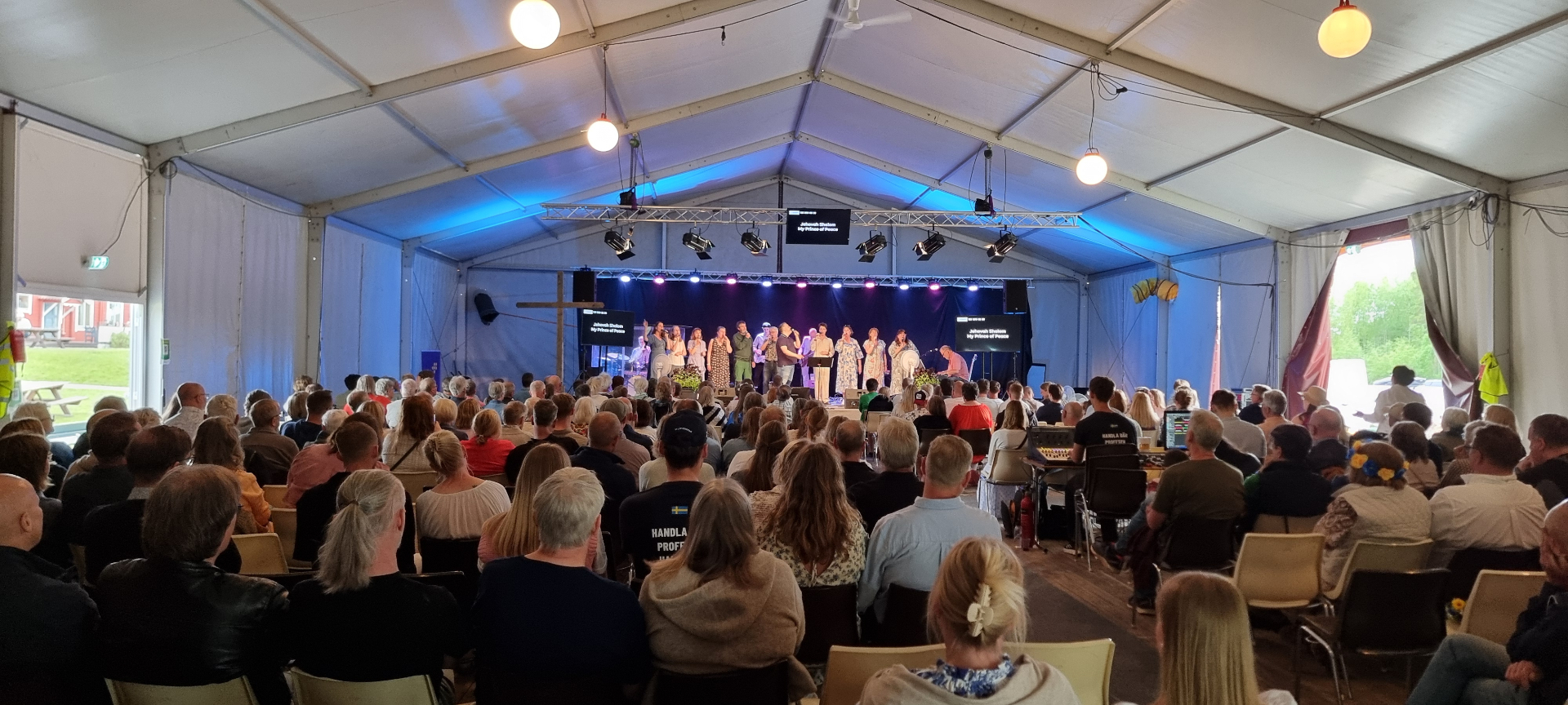 Lovsångsmöte i stora tältet under midsommarkonferensen