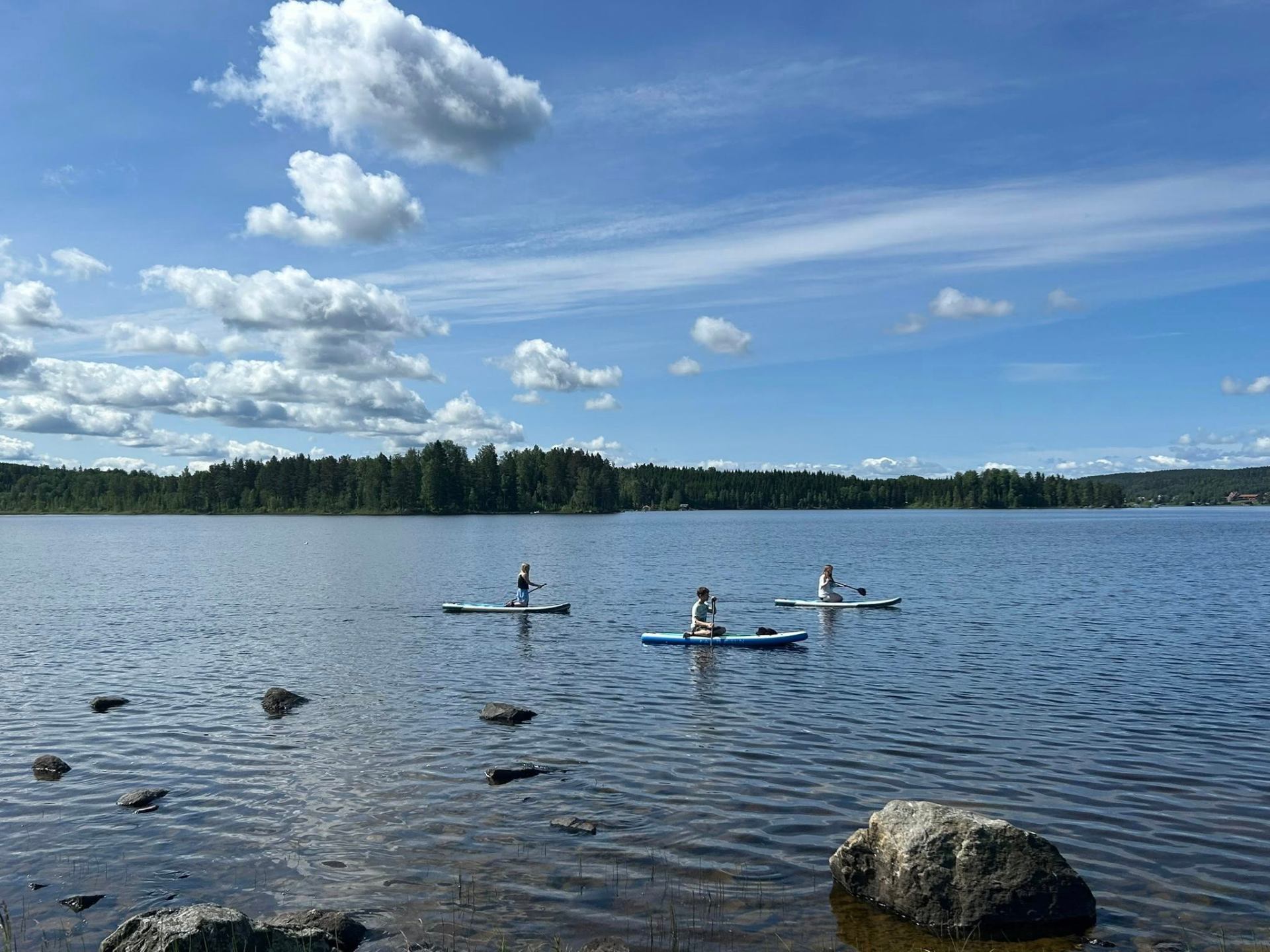 SUP-paddling på sjön Liljan vid Dalagården